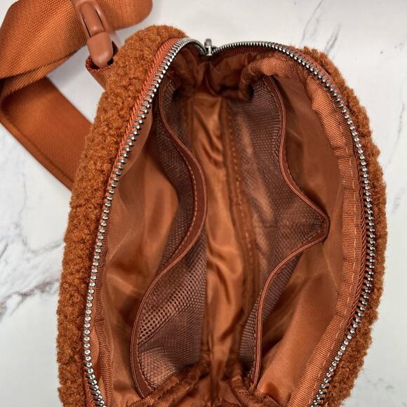 New Everyday Dark Brown Sherpa Fuzzy Standard Size Fanny Pack - Picture 4 of 8